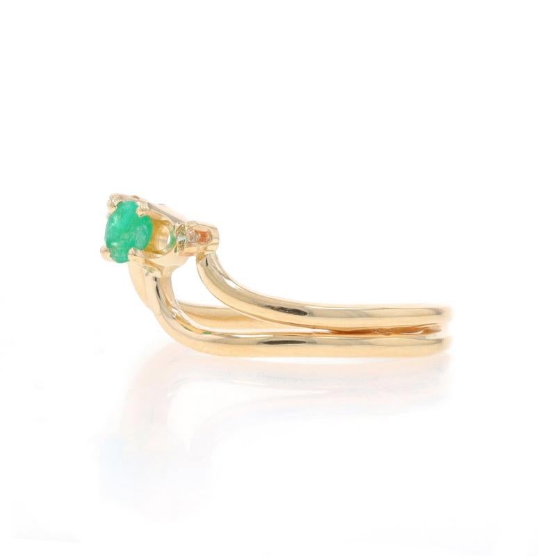 Anillo Oro Amarillo Diamante Esmeralda Espacio Negativo - 14k Redondo .14ctw en Excelente estado para la venta en Greensboro, NC
