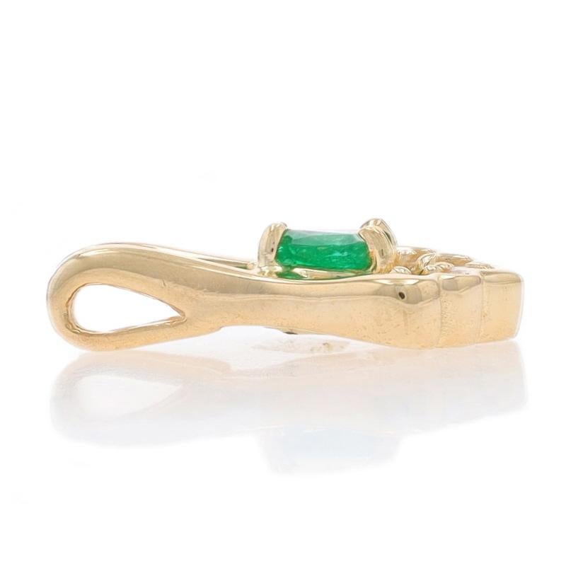Taglio a goccia Ciondolo con smeraldo e diamante in oro giallo - 14k Pear .30ctw Scallop in vendita