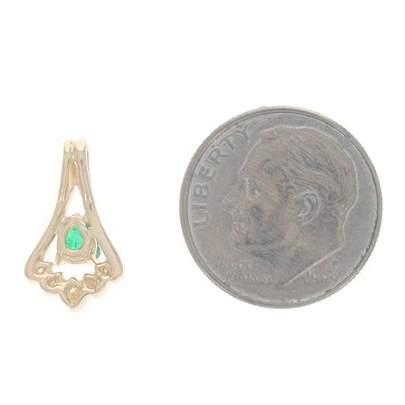 Ciondolo con smeraldo e diamante in oro giallo - 14k Pear .30ctw Scallop In condizioni ottime in vendita a Greensboro, NC