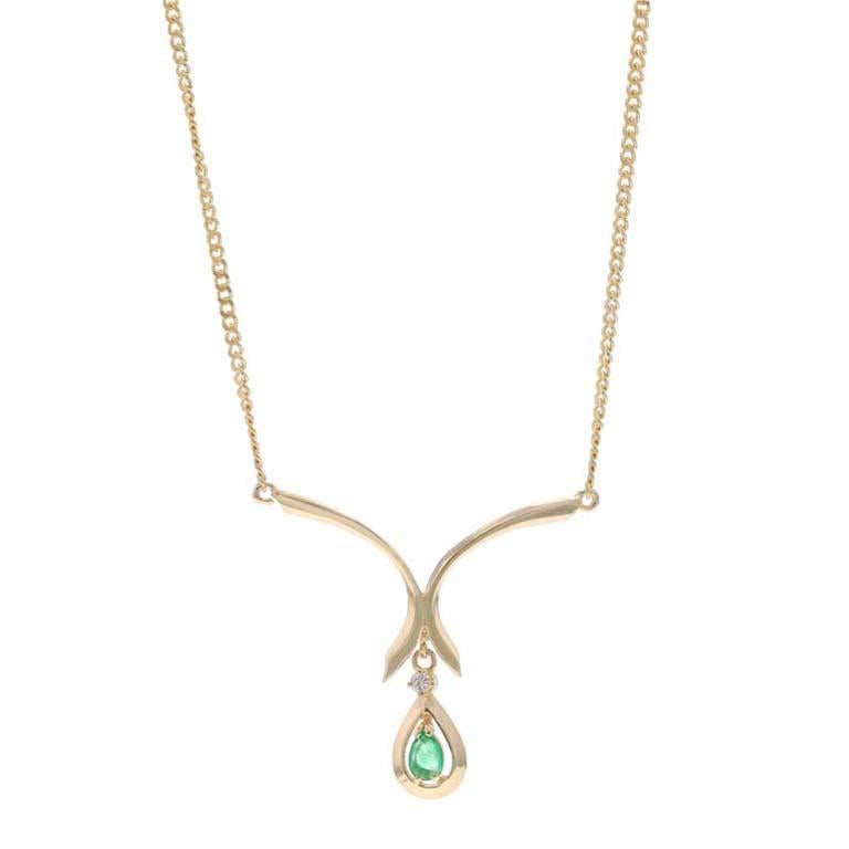 Contenu du métal : Or jaune 14k

Informations sur les pierres

Émeraude naturelle
Traitement : Huilage
Carat(s) : .10ct
Coupe : Poire
Couleur : Vert

Diamant naturel
Carat(s) : .02ct
Coupe : Brillant rond
Couleur : K.
Clarté : SI1

Total des carats