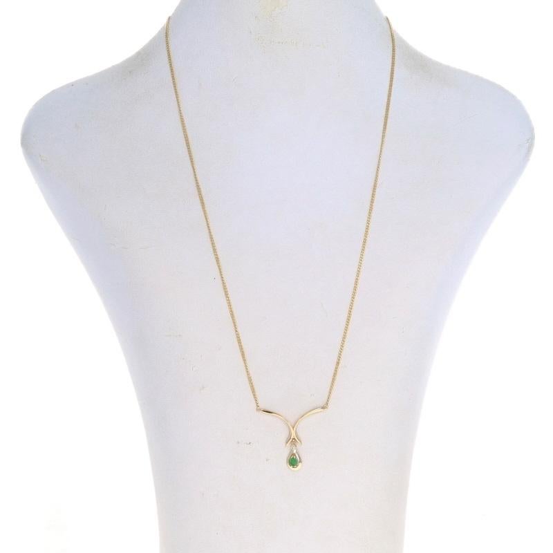 Taille poire Collier en or jaune avec pendentif émeraude et diamant - 14k Pear .12ctw Teardrop en vente