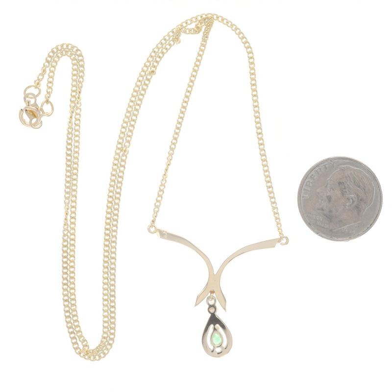 Collier en or jaune avec pendentif émeraude et diamant - 14k Pear .12ctw Teardrop Excellent état - En vente à Greensboro, NC