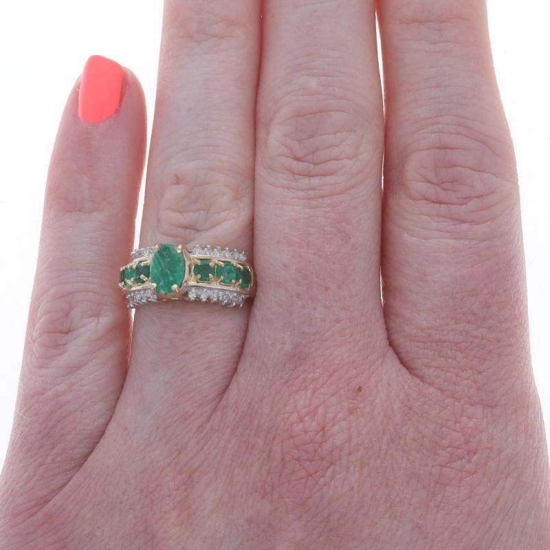 Taglio ovale Anello con diamante smeraldo in oro giallo - 10k Oval 1.69ctw in vendita