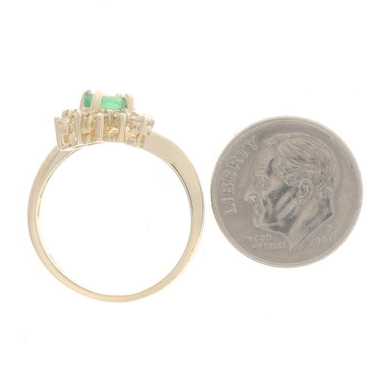 Bague en or jaune émeraude et diamant - 14k Marquise .37ctw Halo-Inspired en vente 1