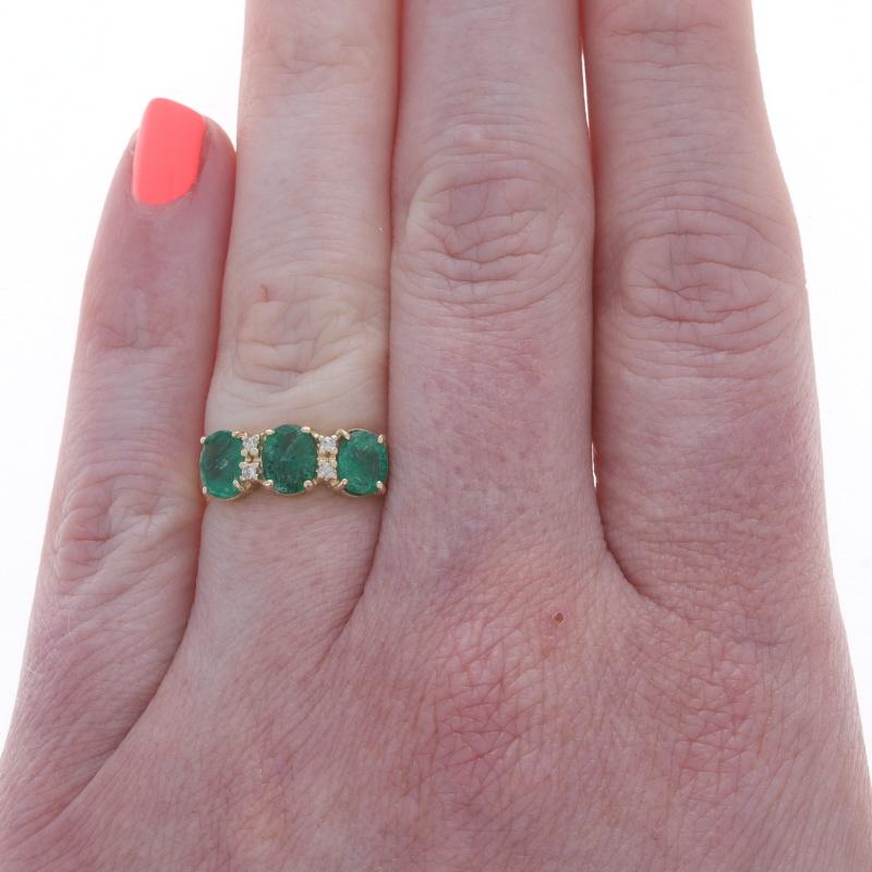 Taille ovale Bague en or jaune avec émeraude et diamant - 14k Oval 1.84ctw Three-Stone en vente