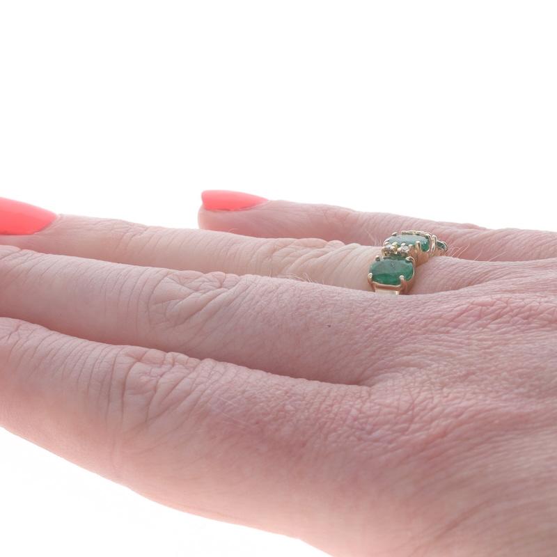 Bague en or jaune avec émeraude et diamant - 14k Oval 1.84ctw Three-Stone Pour femmes en vente