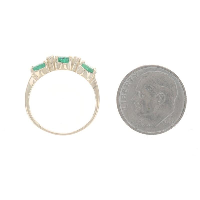 Bague en or jaune avec émeraude et diamant - 14k Oval 1.84ctw Three-Stone en vente 1