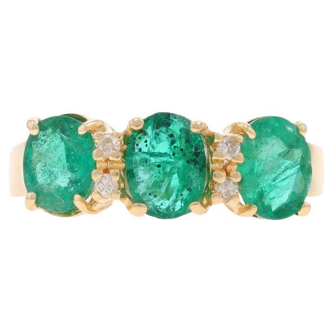 Bague en or jaune avec émeraude et diamant - 14k Oval 1.84ctw Three-Stone en vente