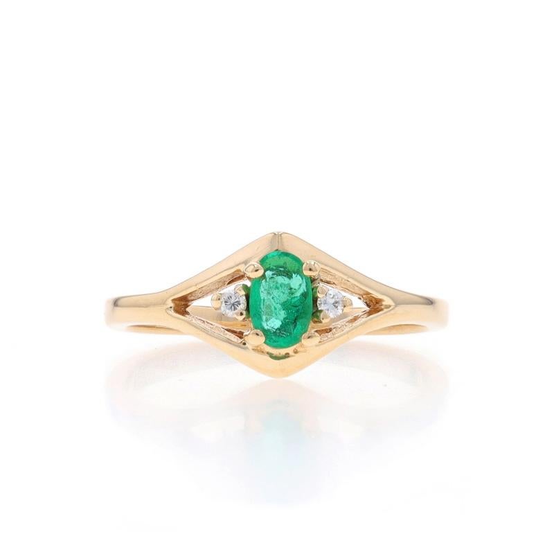 Taille : 5 3/4
Frais de taille : Up&Up 3 tailles pour $35 ou Down 2 tailles pour $35

Contenu du métal : Or jaune 14k

Informations sur les pierres

Émeraude naturelle
Traitement : Huilage
Carat(s) : .18ct
Coupe : Ovale
Couleur : Vert

Diamants
