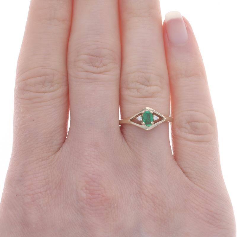 Taille ovale Bague en or jaune avec émeraude et diamant - 14k Oval .20ctw en vente