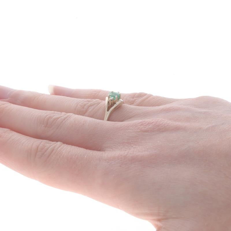 Bague en or jaune avec émeraude et diamant - 14k Oval .20ctw Pour femmes en vente
