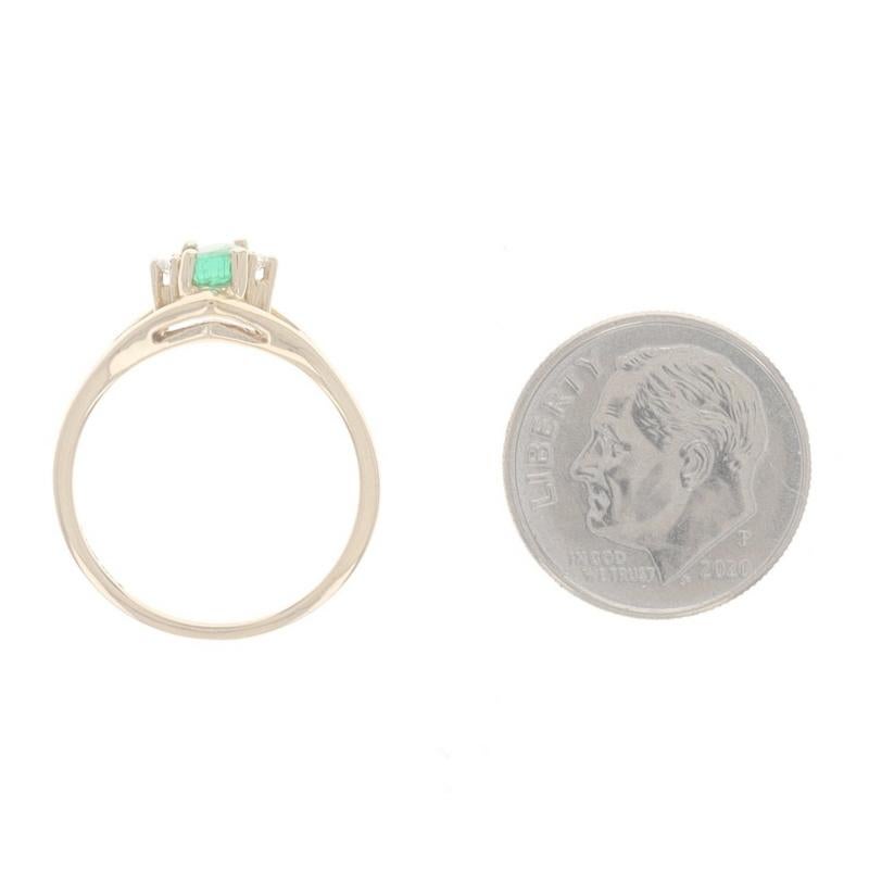Bague en or jaune avec émeraude et diamant - 14k Oval .20ctw en vente 1