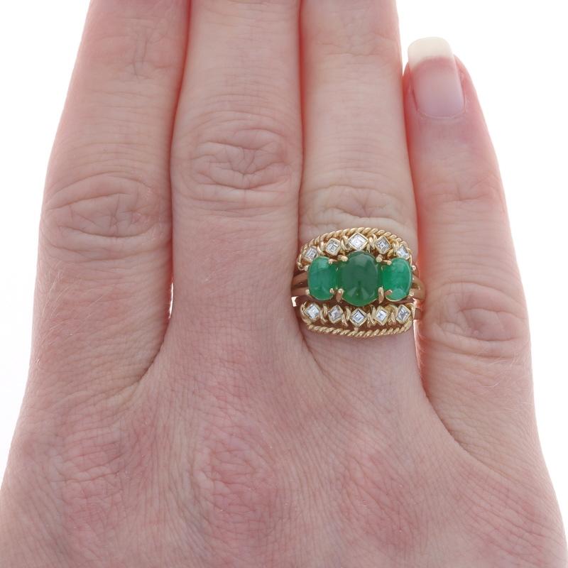 Taille ovale Bague en or jaune émeraude diamant - 14k Cabochon ovale 2.68ctw Three-Stone en vente