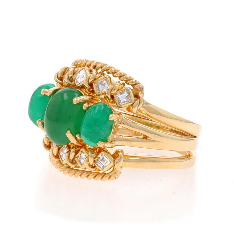 Bague en or jaune émeraude diamant - 14k Cabochon ovale 2.68ctw Three-Stone Excellent état - En vente à Greensboro, NC