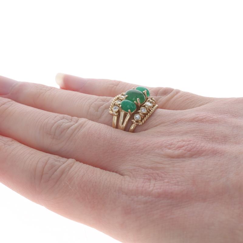 Bague en or jaune émeraude diamant - 14k Cabochon ovale 2.68ctw Three-Stone Pour femmes en vente