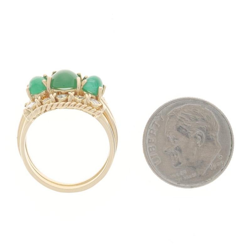 Bague en or jaune émeraude diamant - 14k Cabochon ovale 2.68ctw Three-Stone en vente 1