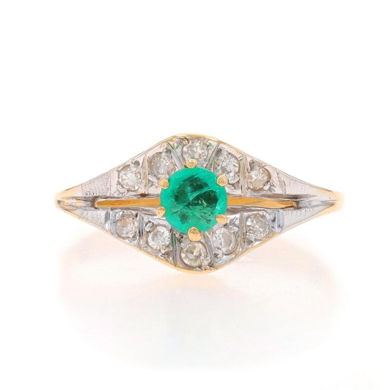 Taille : 6 3/4
Frais de taille : Up&Up 3 tailles pour $40 ou Down 2 tailles pour $30

Contenu du métal : Or jaune 18k et or blanc 18k

Informations sur les pierres

Émeraude naturelle
Traitement : Huilage
Carat(s) : .27ct
Coupe : Ronde
Couleur :