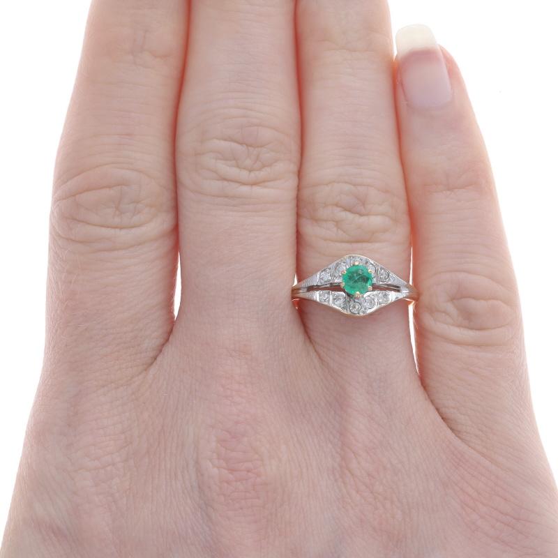 Taille ronde Bague en or jaune avec émeraude et diamant - 18k Round .42ctw en vente