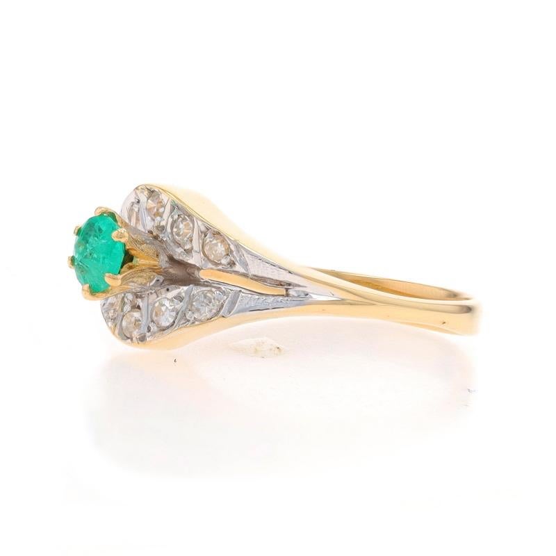 Bague en or jaune avec émeraude et diamant - 18k Round .42ctw Excellent état - En vente à Greensboro, NC