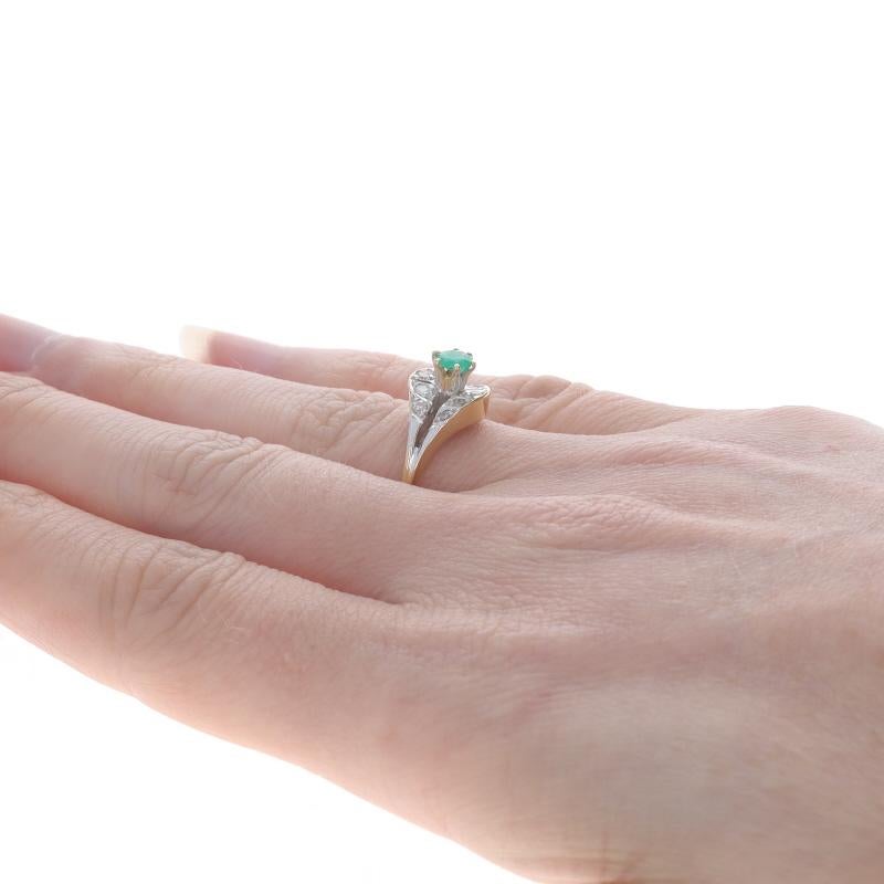 Bague en or jaune avec émeraude et diamant - 18k Round .42ctw Pour femmes en vente