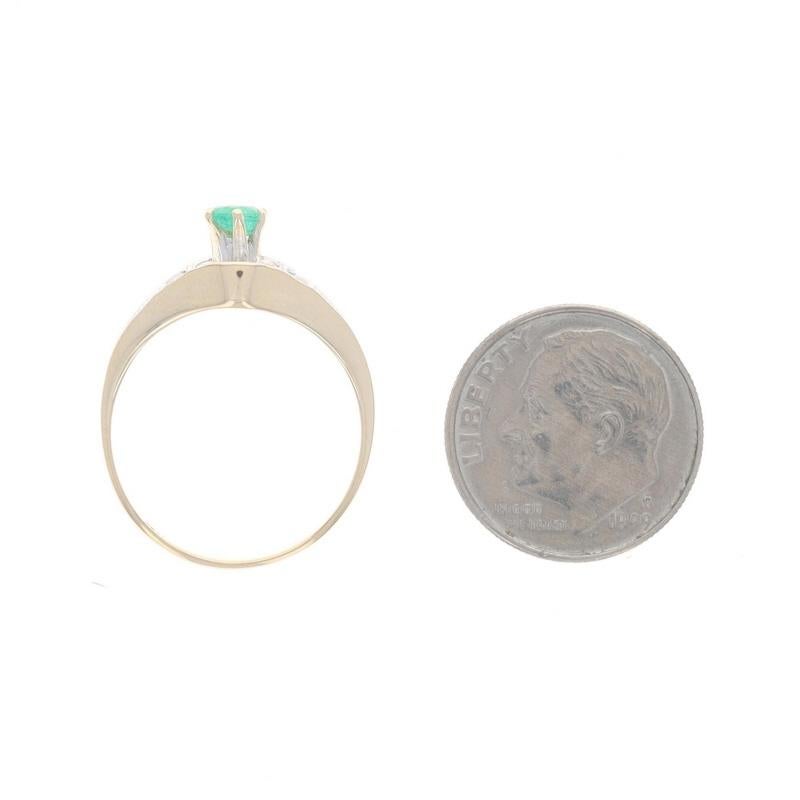 Bague en or jaune avec émeraude et diamant - 18k Round .42ctw en vente 1