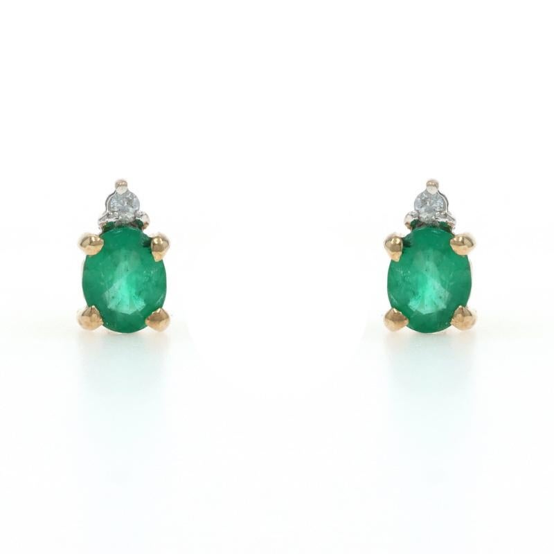 Contenu métallique : Or jaune 14k et or blanc 14k

Informations sur les pierres

Émeraudes naturelles
Traitement : Huilage
Carat(s) : .80ctw
Coupe : Ovale

Diamants naturels
Carat(s) : .05ctw
Coupe : Brillant rond
Couleur : I - J
Clarté : I1 -