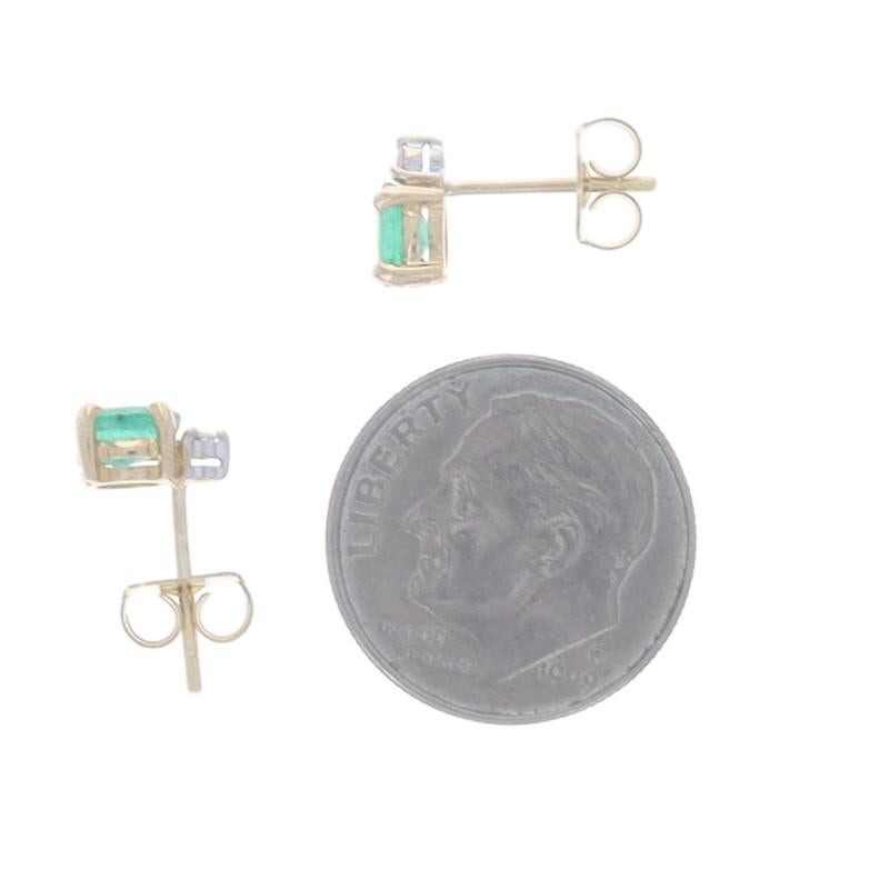 Boucles d'oreilles en or jaune avec émeraude et diamant - 14k Oval .85ctw Pierced Excellent état - En vente à Greensboro, NC