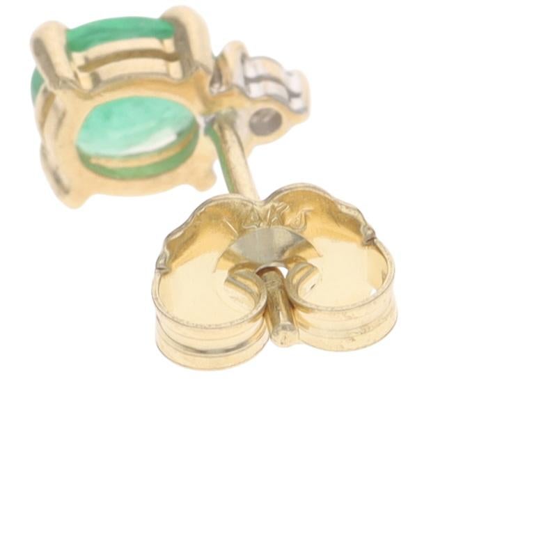 Boucles d'oreilles en or jaune avec émeraude et diamant - 14k Oval .85ctw Pierced Pour femmes en vente