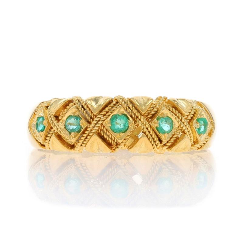 Taille : 8 3/4
Frais de taille : Up&Up 2 tailles pour $40 ou Down 1 taille pour $40

Contenu du métal : Or jaune 18k

Informations sur les pierres

Émeraudes naturelles
Traitement : Huilage
Carat(s) : .20ctw
Coupe : Ronde
Couleur : Vert

Total des