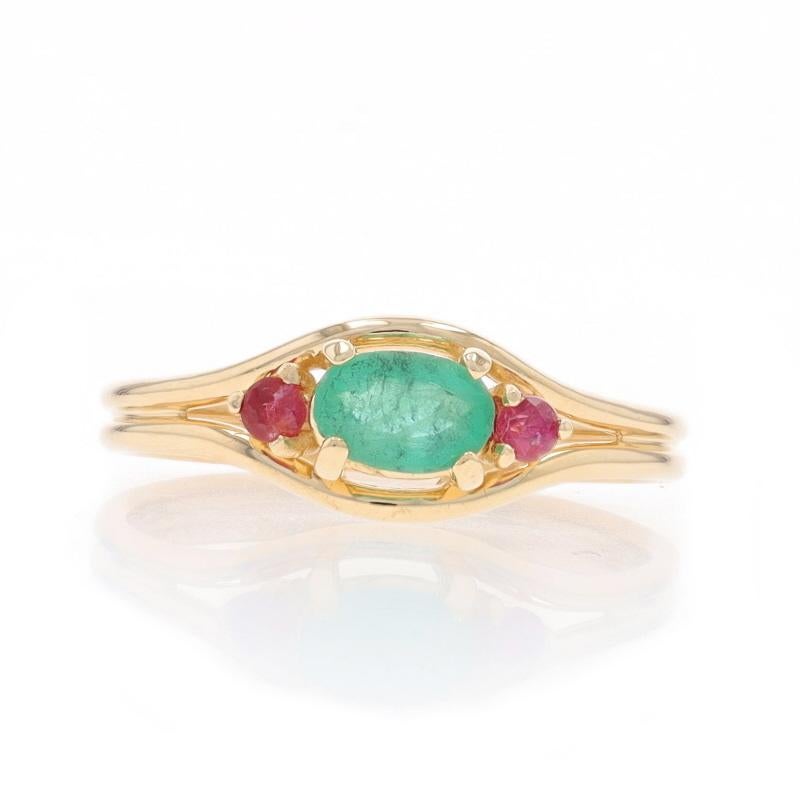 Taille : 6 1/2
Frais de taille : Up 2 1/2 tailles pour $35 ou Down 1 taille pour $35

Contenu du métal : Or jaune 14k

Informations sur les pierres

Émeraude naturelle
Traitement : Huilage
Carat(s) : .27ct
Coupe : Ovale
Couleur : Vert

Rubis