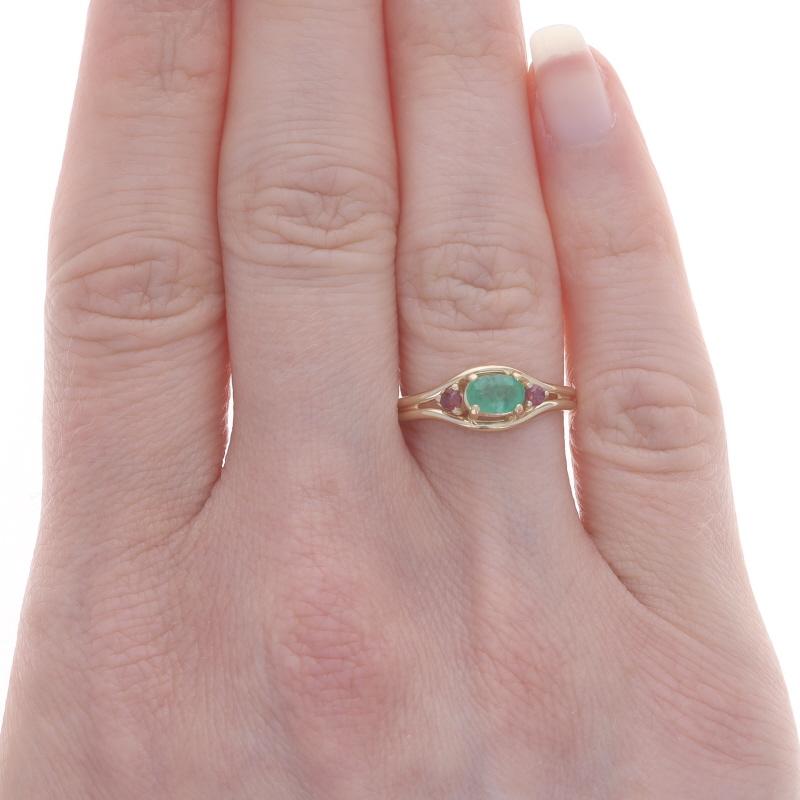 Taille ovale Bague en or jaune avec émeraude et rubis - 14k Oval .39ctw en vente