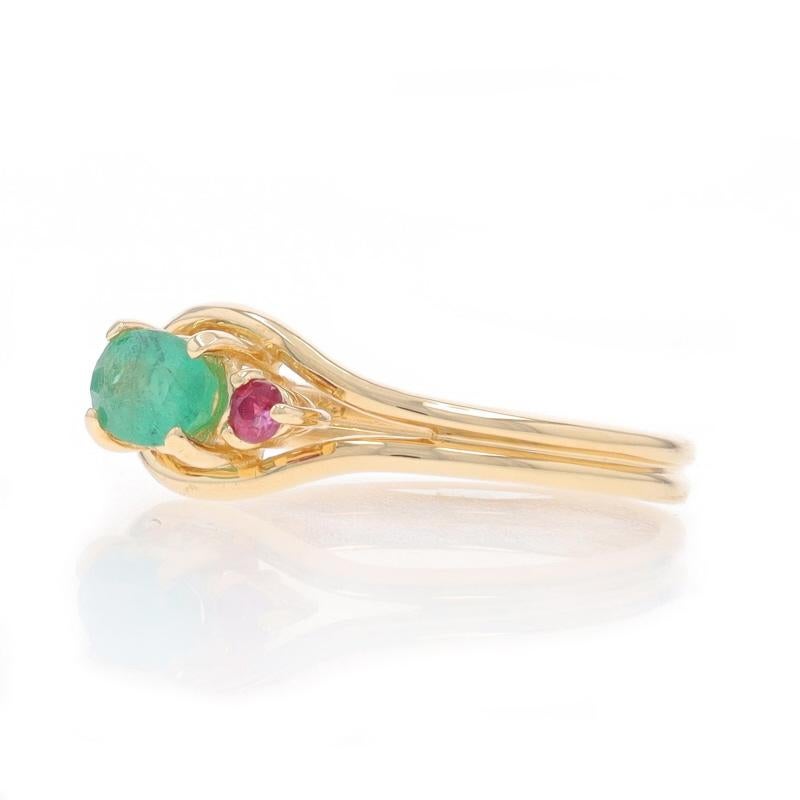 Bague en or jaune avec émeraude et rubis - 14k Oval .39ctw Excellent état - En vente à Greensboro, NC