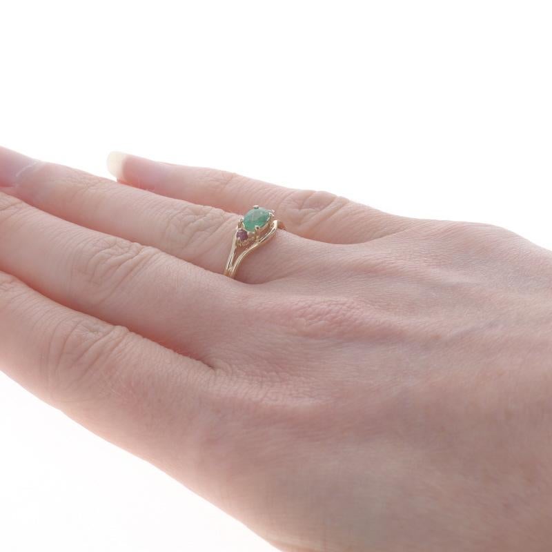 Bague en or jaune avec émeraude et rubis - 14k Oval .39ctw Pour femmes en vente