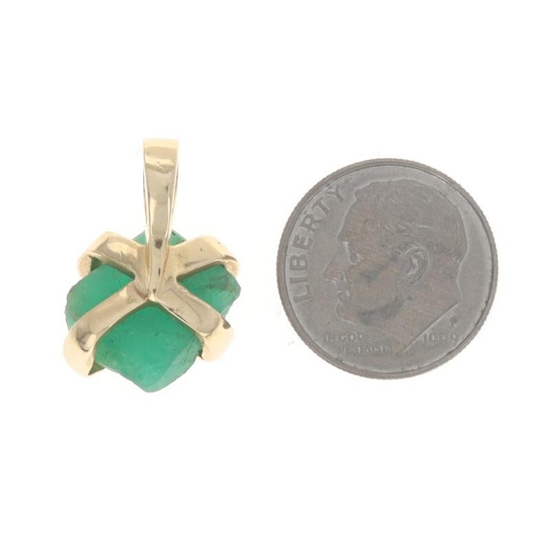 Gelbgold Smaragd Solitär Anhänger 18k Rough 15.30ct Organic im Zustand „Hervorragend“ im Angebot in Greensboro, NC