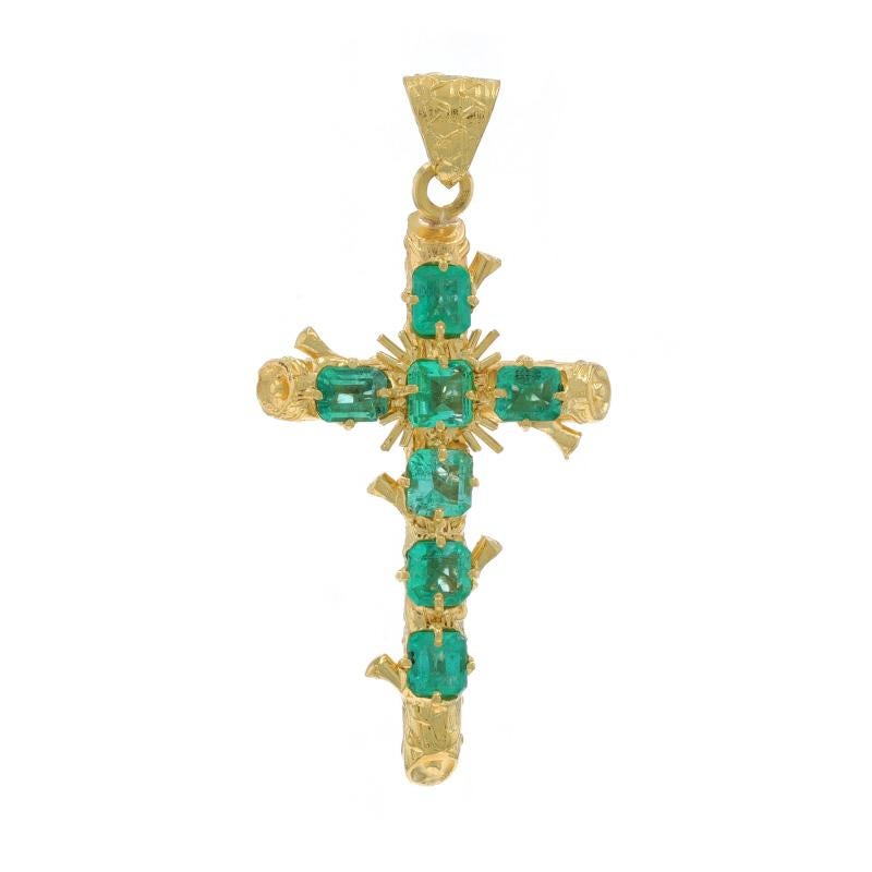 Contenu du métal : Or jaune 18k

Informations sur les pierres
Émeraudes naturelles
Traitement : Huilage
Carat(s) : 5.80ctw
Coupe : Émeraude
Couleur : Vert
Origine : Colombienne

Total des carats : 5.80ctw

Thème : Croix en étoile,