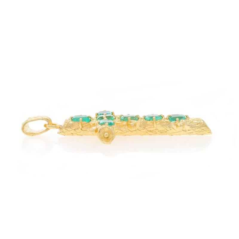 Taille émeraude Pendentif croix émeraude en or jaune 18 carats texturé en bois 5,80 carats en vente