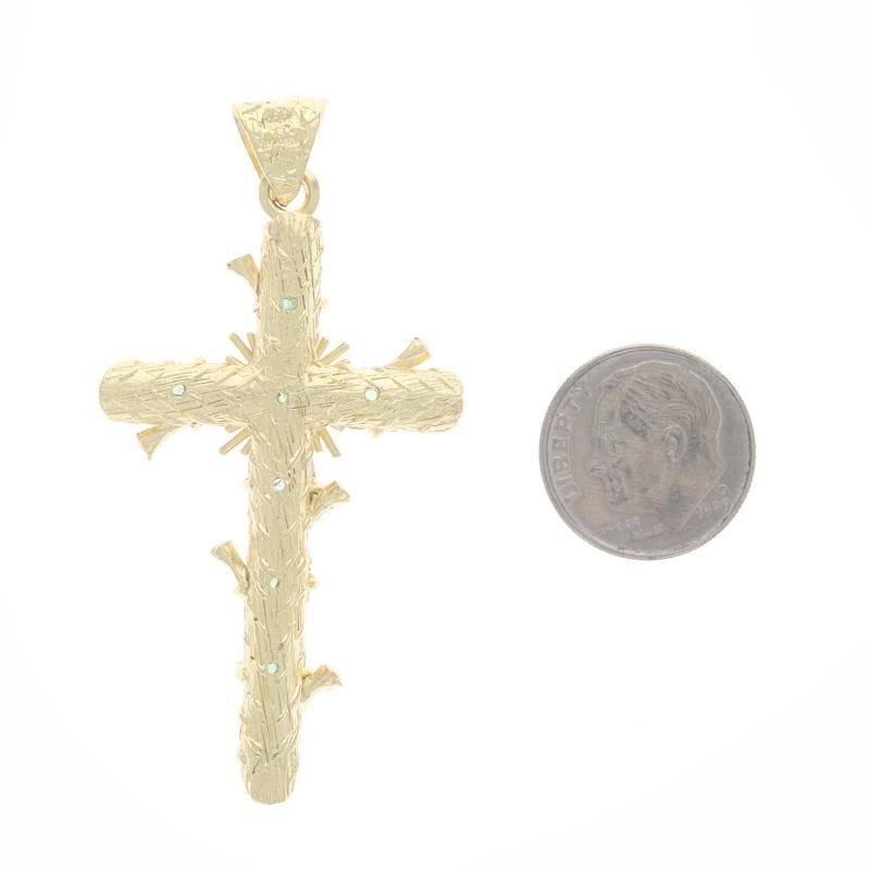 Pendentif croix émeraude en or jaune 18 carats texturé en bois 5,80 carats Excellent état - En vente à Greensboro, NC
