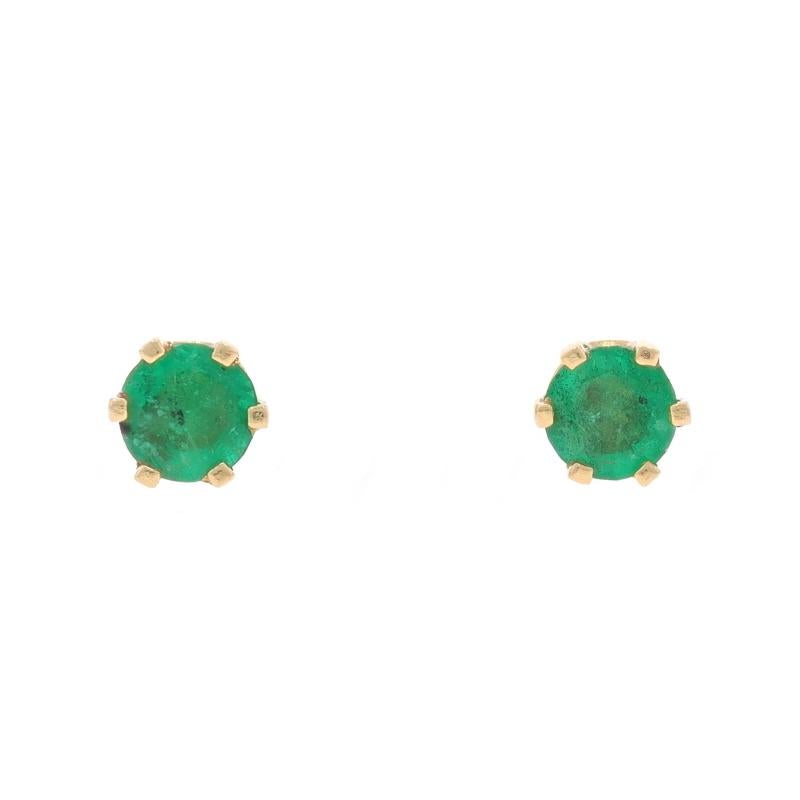 Contenu du métal : Or jaune 14k

Informations sur les pierres

Émeraudes naturelles
Traitement : Huilage
Carat(s) : .60ctw
Coupe : Ronde

Total des carats : .60ctw

Style : Goujon
Type de fermeture : Fermeture papillon

Mesures

Haut : 7/32
