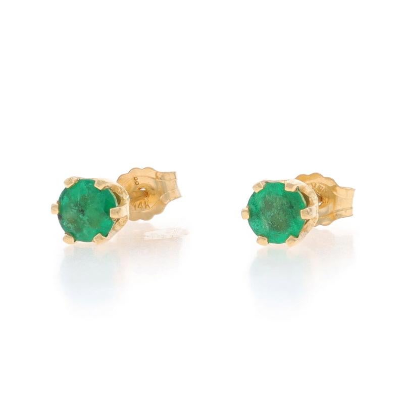 Taille ronde Boucles d'oreilles émeraude en or jaune - 14k Round .60ctw Pierced en vente