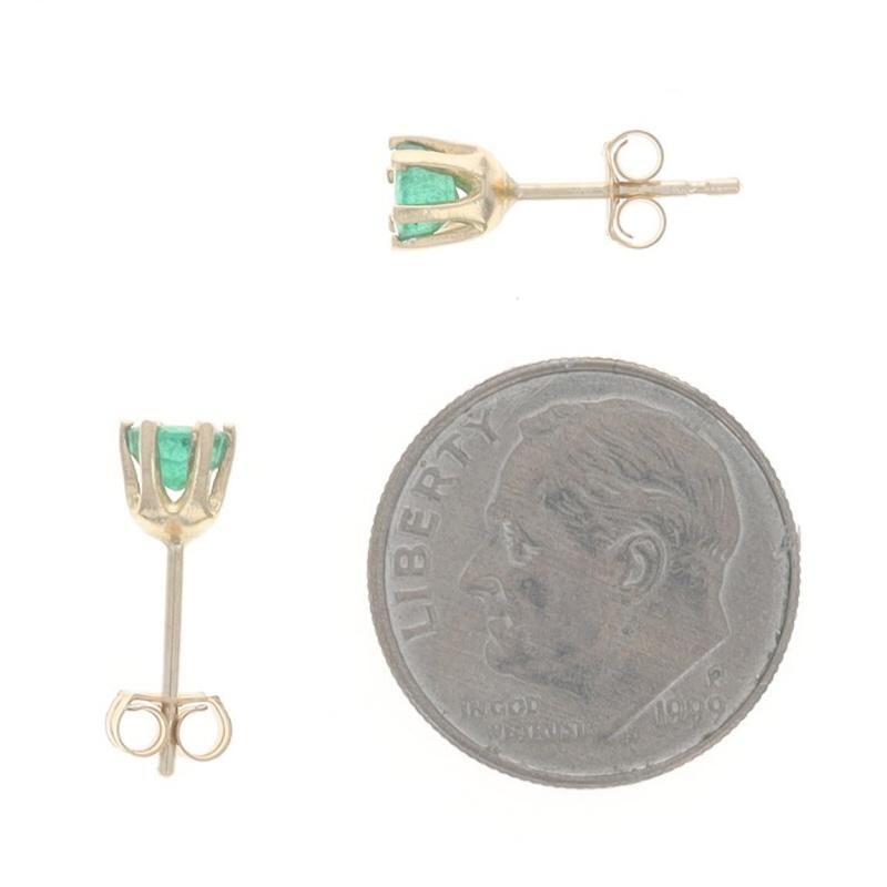 Boucles d'oreilles émeraude en or jaune - 14k Round .60ctw Pierced Excellent état - En vente à Greensboro, NC