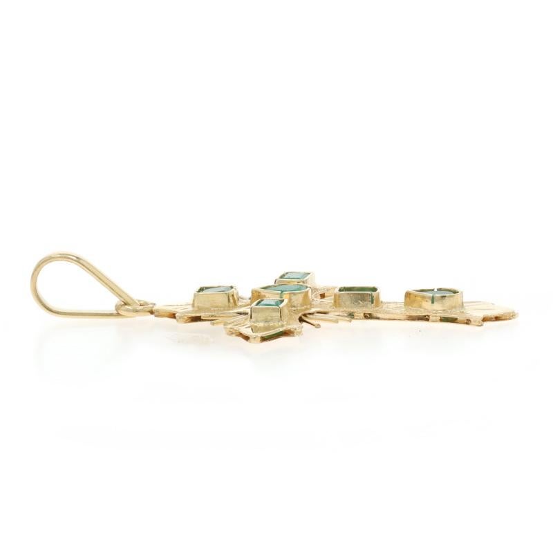 Taglio smeraldo Ciondolo a forma di croce con smeraldo in oro giallo - Perla e smeraldo da .54ctw Fede 18k in vendita