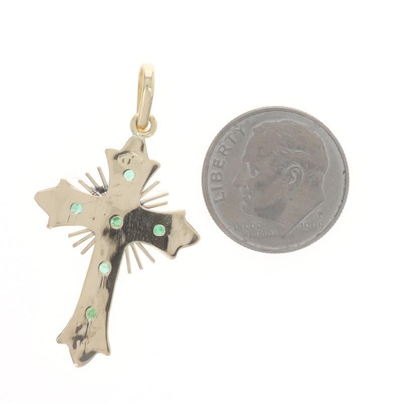 Ciondolo a forma di croce con smeraldo in oro giallo - Perla e smeraldo da .54ctw Fede 18k In condizioni ottime in vendita a Greensboro, NC