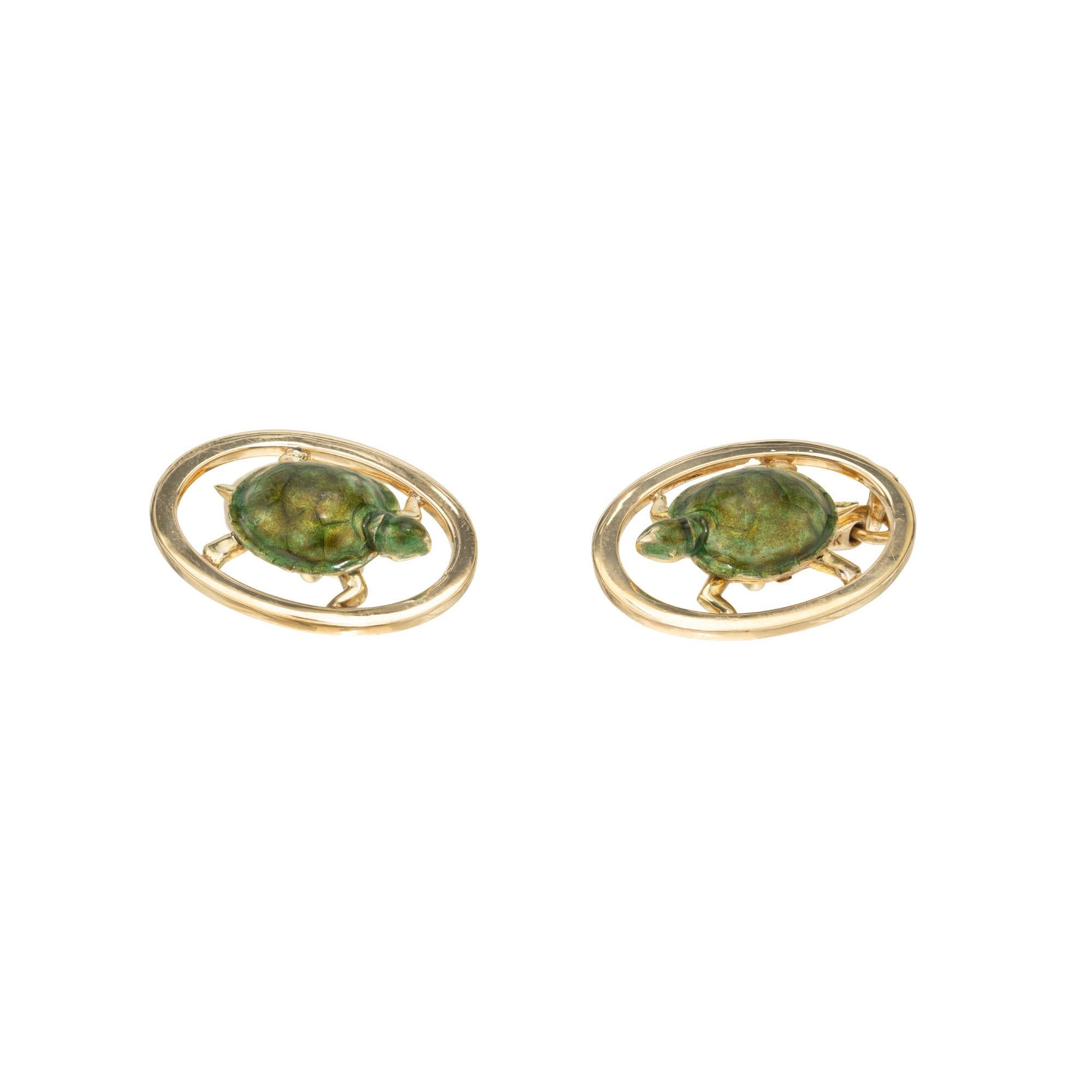 Questi gemelli Sulka in oro giallo 14k con smalto verde e tartaruga marina a doppia faccia emanano eleganza e charme. Il vivace rivestimento in smalto verde riproduce l'ipnotica bellezza della tartaruga marina, rendendo questi gemelli un accessorio