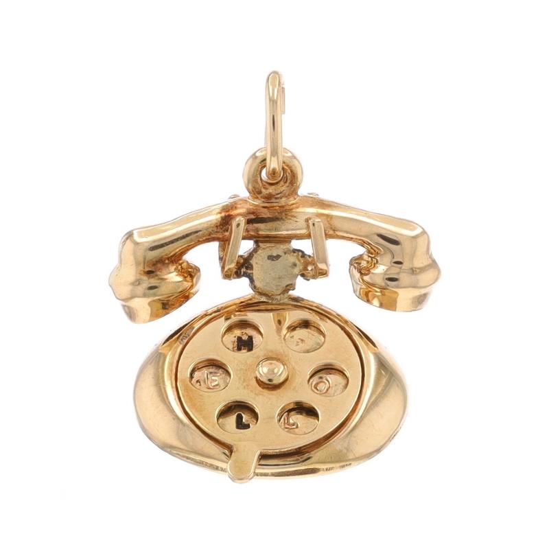 Contenu du métal : Or jaune 14k

Informations sur les matériaux

Matière : Émail
Couleur : Noir

Thème : Téléphone rotatif, messages d'amour
Caractéristiques : La roue à doigts se déplace pour révéler les messages gravés 