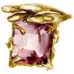 Bague de fiançailles en or jaune de l'artiste avec kunzite et diamants