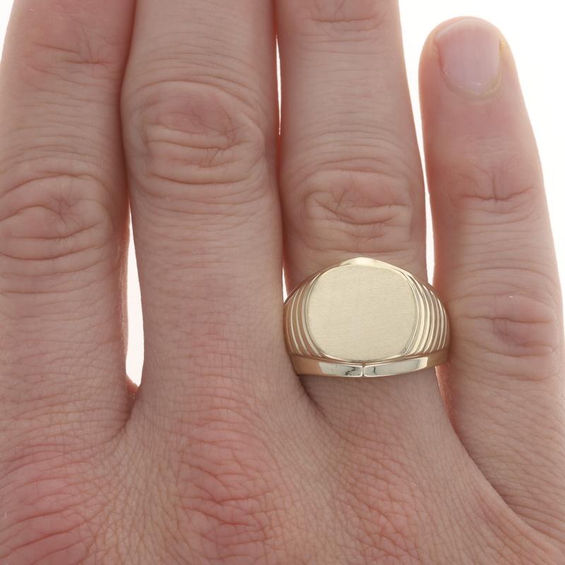 Yellow Gold Engravable Signet Men's Ring - 10k In Excellent Condition For Sale In Greensboro, NC