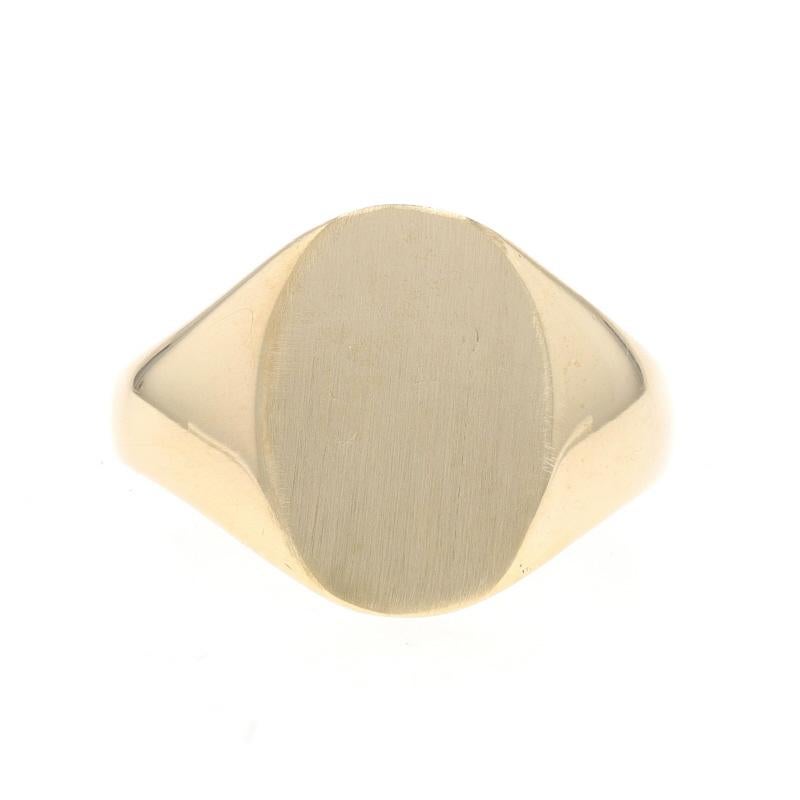 Taille : 7
Frais de taille : Up&Up 2 tailles pour $50 ou Down 1 taille pour $40

Design :  Gravable

Contenu du métal : Or jaune 10k

Style : Signet
Caractéristiques : Gravable, finitions lisse et brossée

Mesures

Hauteur de la face (du nord au