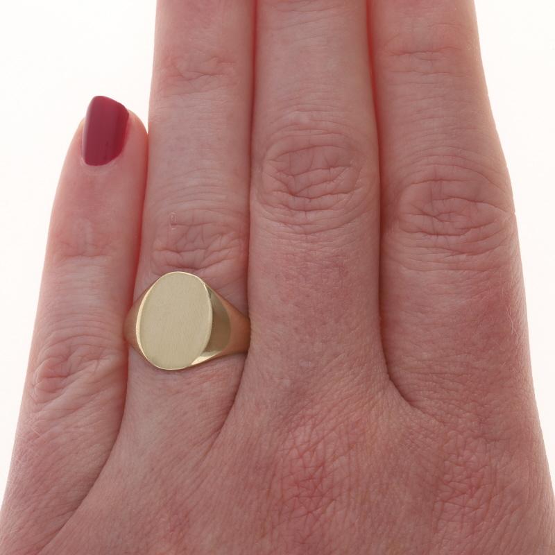 Bague chevalière gravée en or jaune 10k brossé Excellent état - En vente à Greensboro, NC