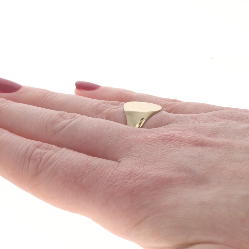 Bague chevalière gravée en or jaune 10k brossé en vente 1