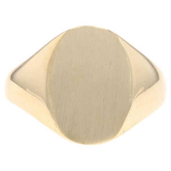 Bague chevalière gravée en or jaune 10k brossé en vente